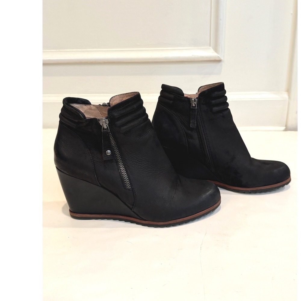 Biala Black Leather Wedge Ankle Boots Zippers Size 39M